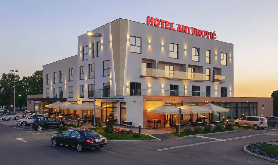 Restoran Garnet u Antunović Hotel East